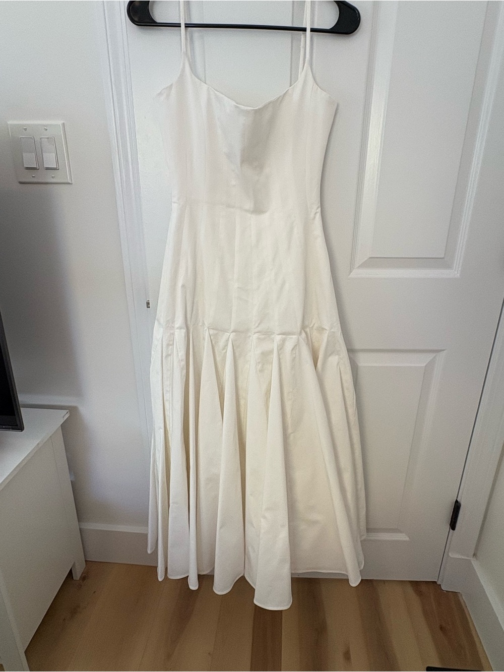 House of CB | 'VIONNE' WHITE PLEATED COTTON GODET MIDI DRESS